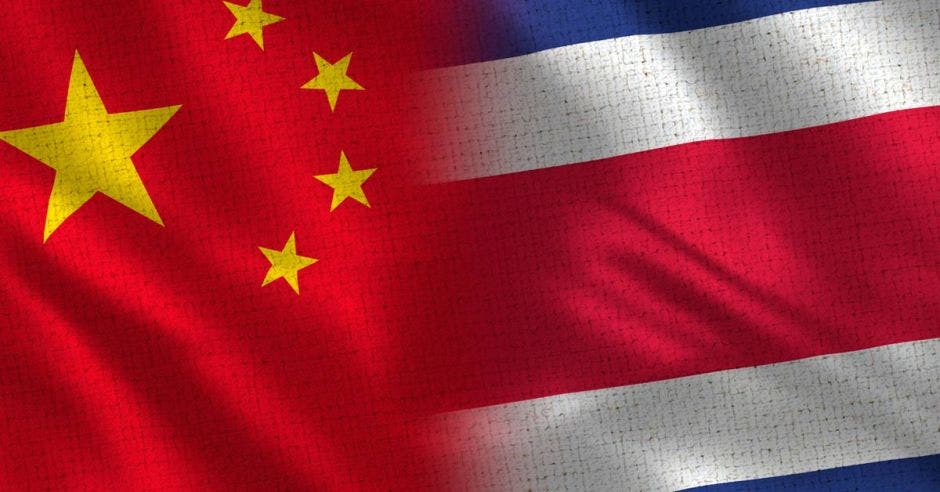 Una bandera de China y una de Costa Rica