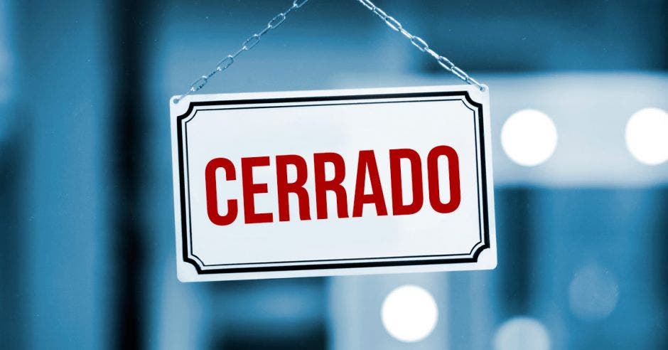 Un letrero que indica cerrado