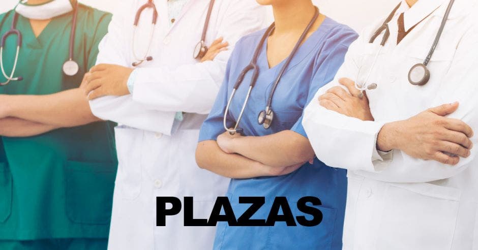 Cuatro personas con ropa de personal de Salud y la palabra PLAZAS