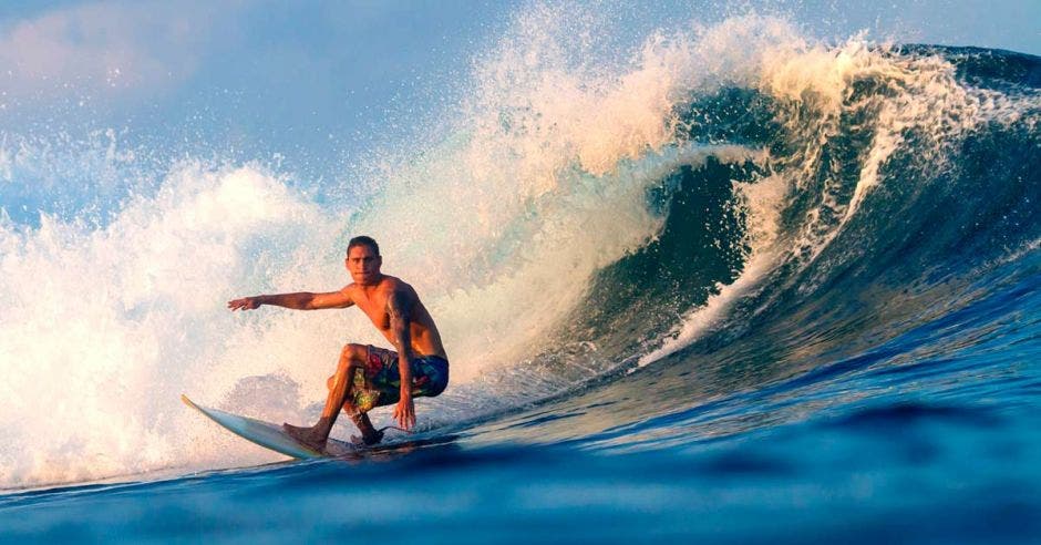 Hombre surfeando