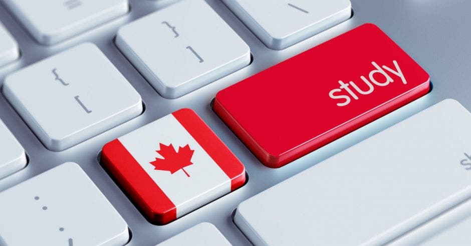 Un teclado con una bandera de Canadá y la palabra study en una tecla roja