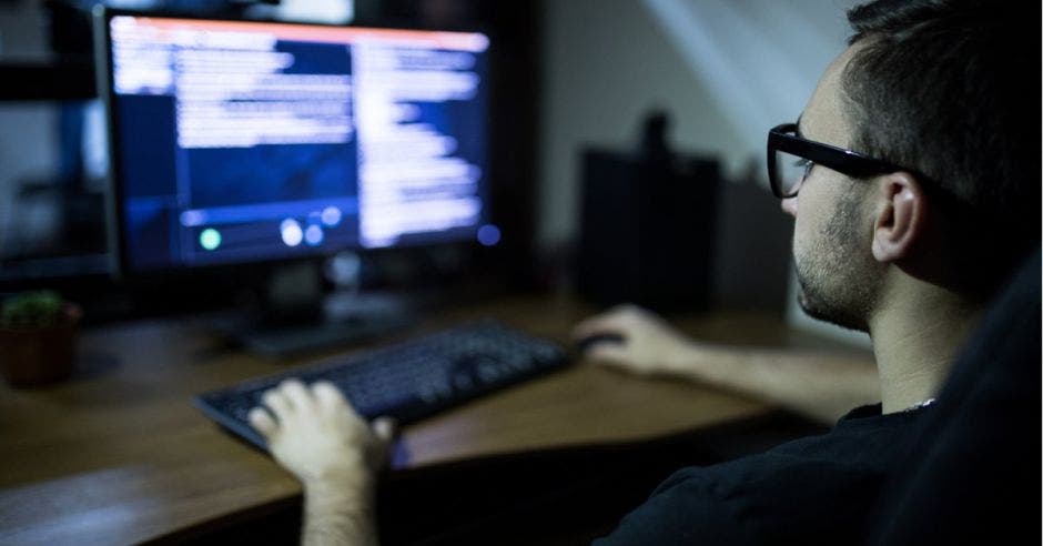 Un joven con una computadora