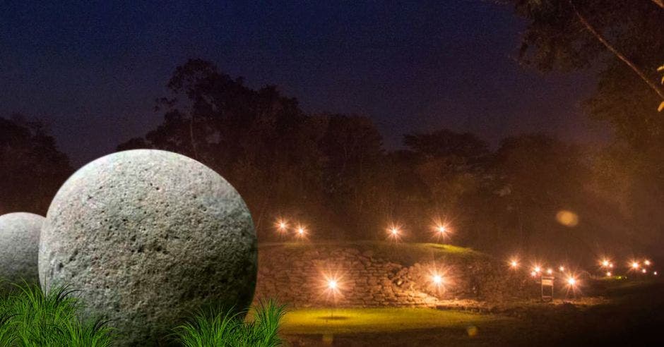 esfera precolombina en parque guayabo de noche