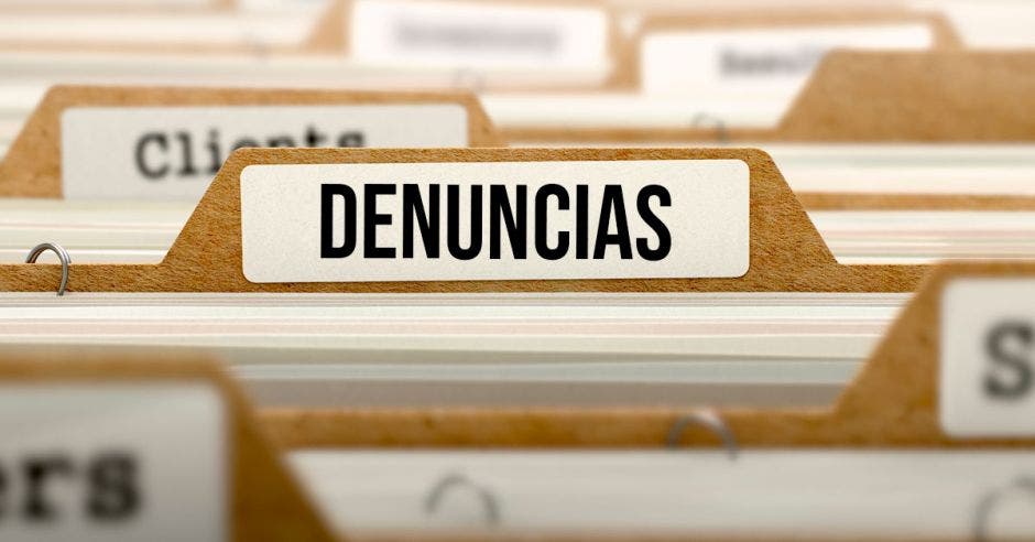 Unos archivos y una carpeta que dice Denuncias