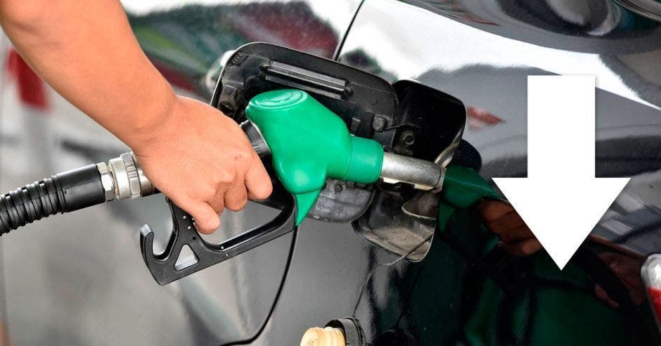 La gasolina súper bajará ¢60 por litro, mientras que la regular tendrá una disminución de ¢57. Archivo/La República