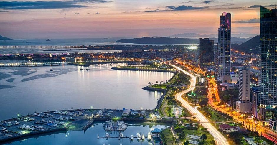 Ciudad junto al mar, edificios iluminados de noche