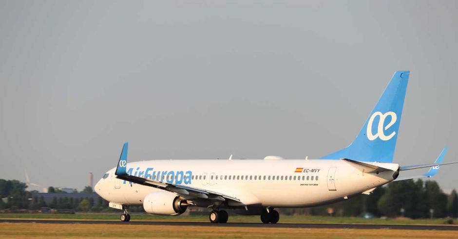 avión blanco con la cola celeste