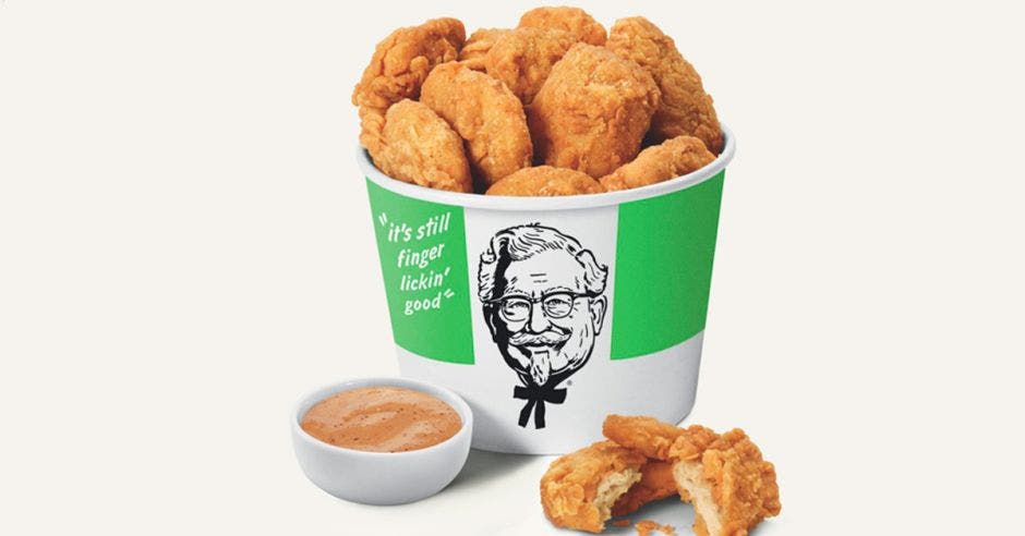 Una cubeta de pollo de KFC