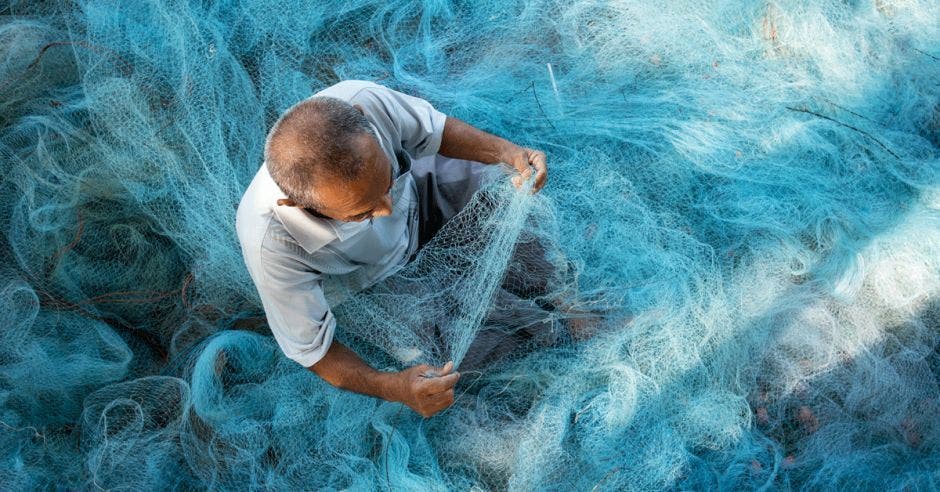 Un pescador utiliza una malla