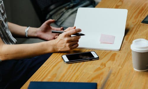 Personas con una libreta