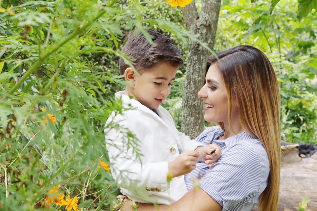 Andrea con su hijo