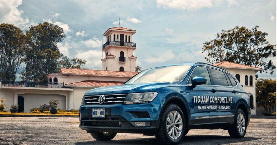 tiguan azul en el museo