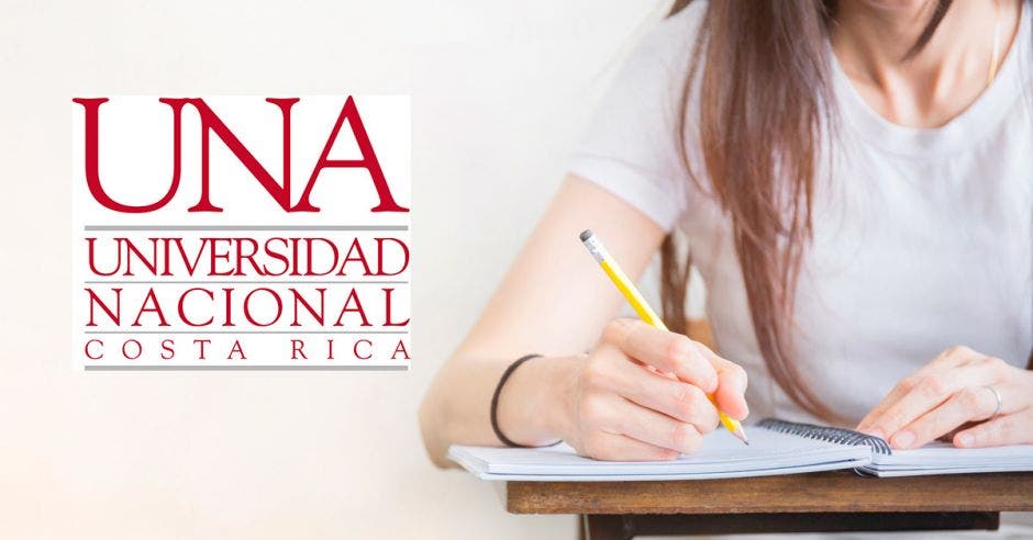 Una estudiante y el logo de la UNA