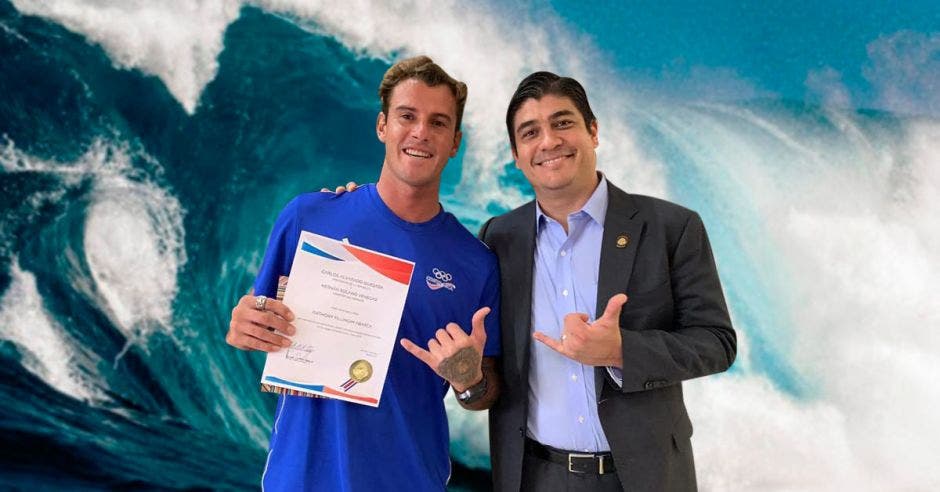 anthony filingim con carlos alvarado presidente de la república y el mar atras