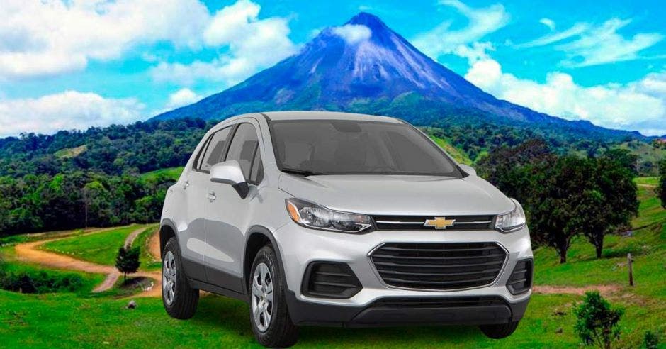 chevrolet trax con volcan arenal de fondo