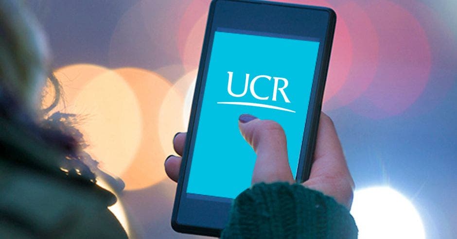 Un celular y en la pantalla el logo de la UCR