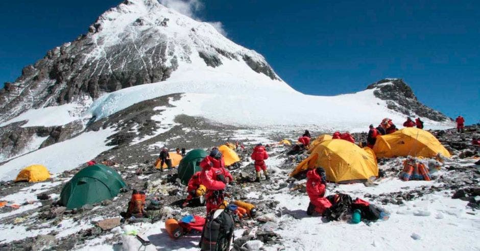 monte verest y personas en campamentos