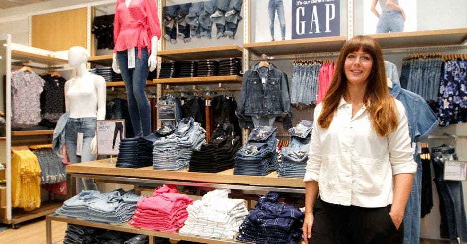 mujer en tienda