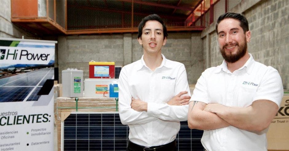 : “El principal deseo de la empresa es contribuir a la reducción de emisiones de carbono por medio del uso de energías limpias y equipo eficiente”, destacaron Michael Torres y Ricardo Saprissa, del Departamento de Ventas y Mercadeo de Hi Power. Esteban Monge/LA REPÚBLICA.