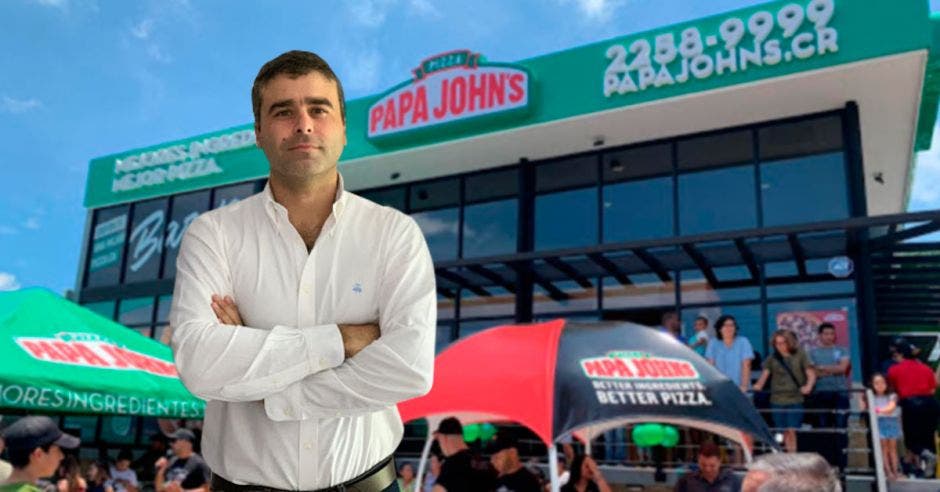 Ignacio Astete, de fondo un local de Papa johns