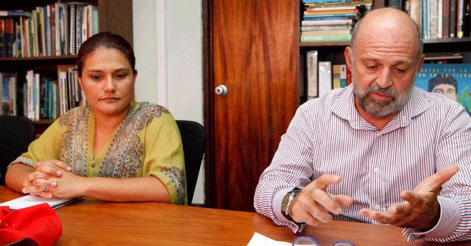 Pamela Castillo, viceministra de Ambiente, junto a Carlos Manuel Rodríguez, ministro del ramo, explican los puntos firmados con el sindicato de trabajadores del Minae