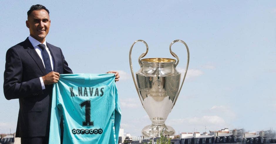 keylor navas con camisa del psg y copa champions de fondo