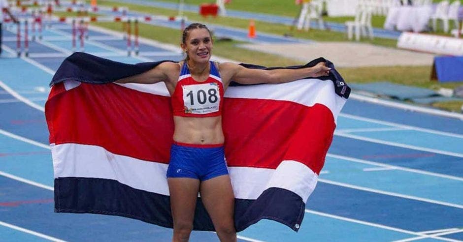 andrea vargas con bandera de costa rica