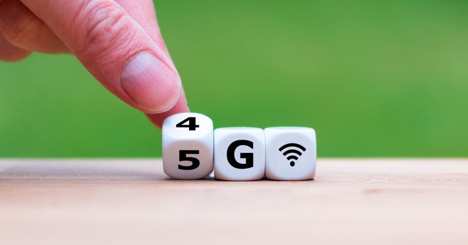 Un dedo con un dado de 5G