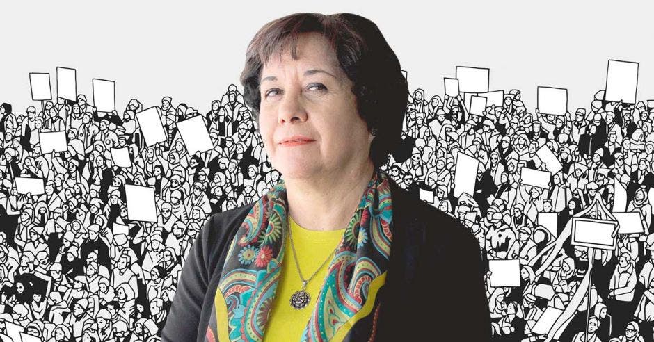 Guiselle Cruz con una ilustración de una protesta de fondo