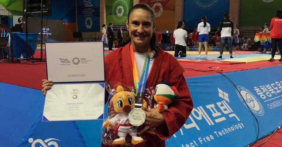 reina cordoba con medalla y peluche