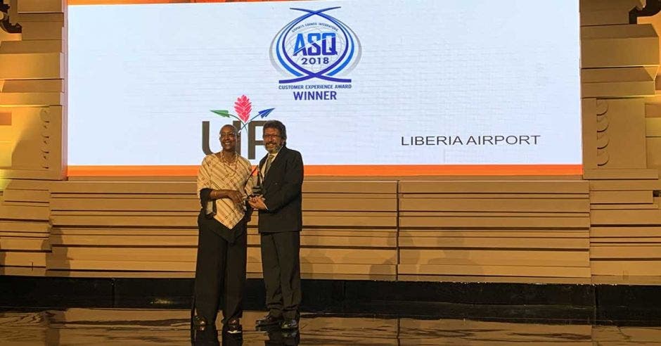 César Jaramillo recibiendo el premio