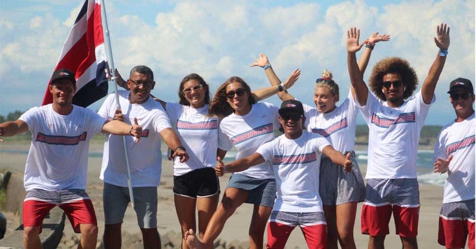 jovenes con bandera de costa rica celebrando