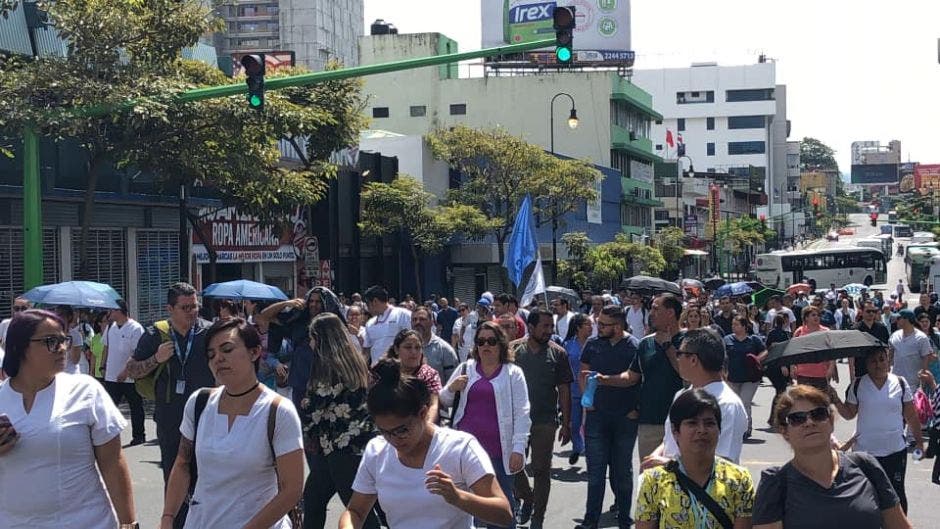 Los trabajadores de la Caja bloquean la avenida Segunda