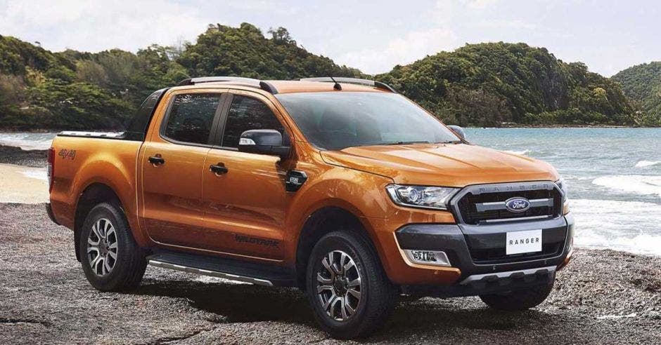 ford ranger en la playa