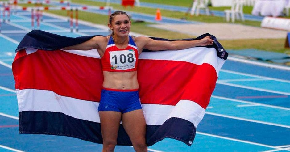 andrea vargas con bandera  de costa rica