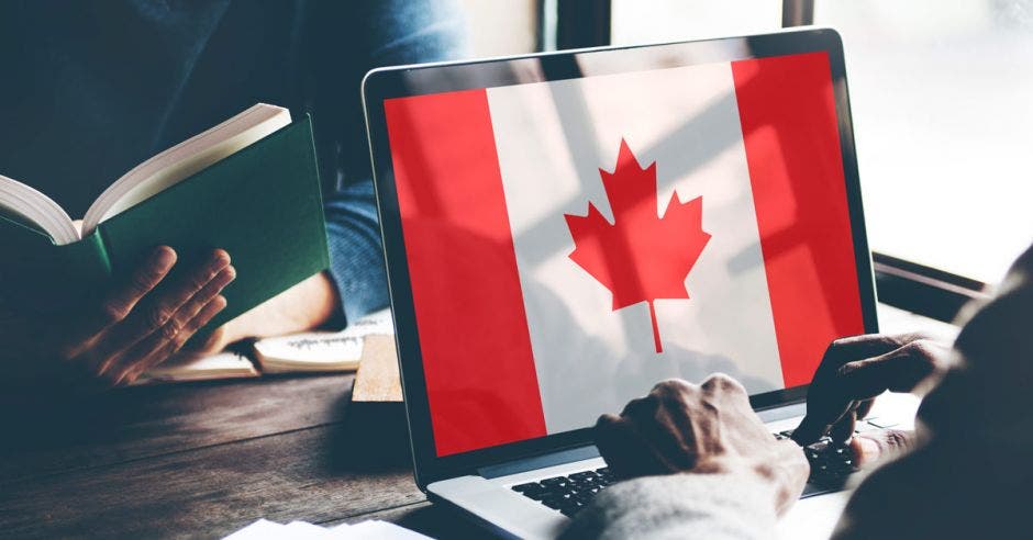 Una computadora con un fondo de pantalla de una bandera canadiense