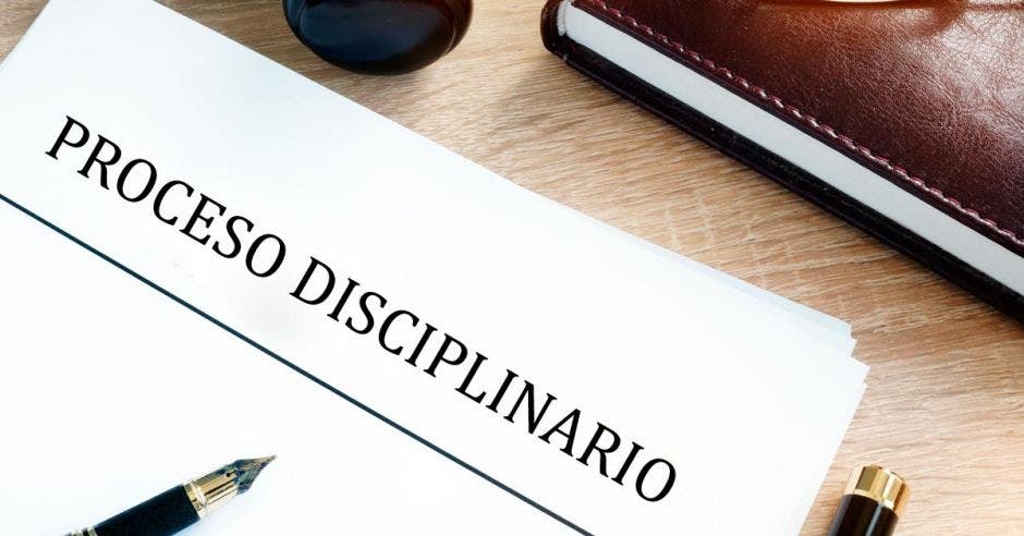 Un papel que dice Proceso Disciplinario