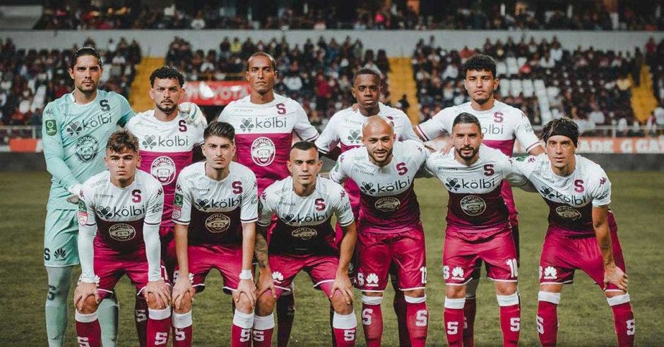 JUGADORES DE SAPRISSA POSANDO