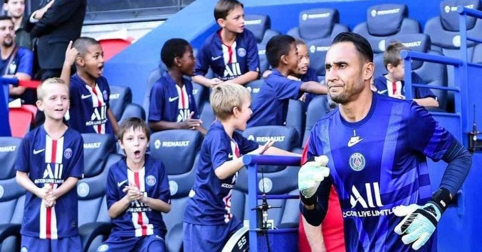 keylor navas y niños atras