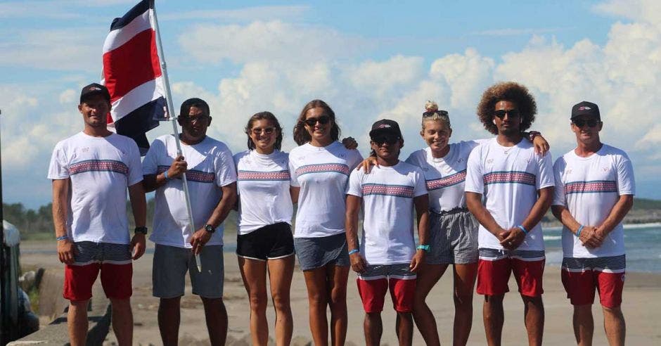 seleccion de surf en playa y con bandera