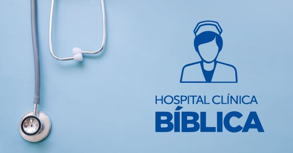 Un estetoscopio y el logo del Hospital Clínica Bíblica