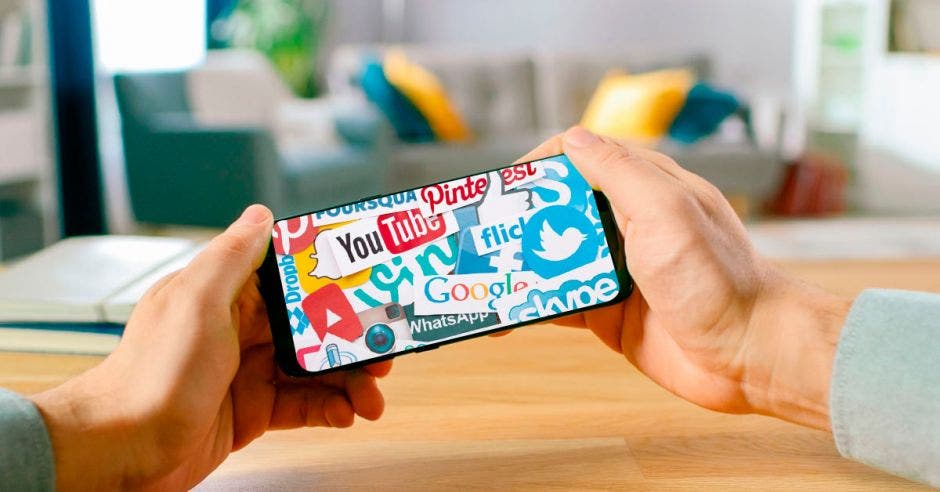 Un celular con símbolos de las redes sociales