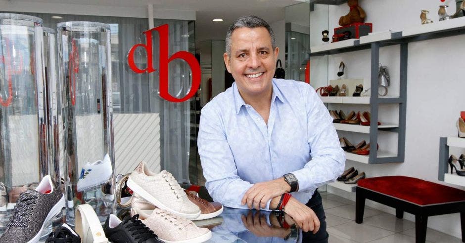 Daniel del Barco junto a sus zapatos