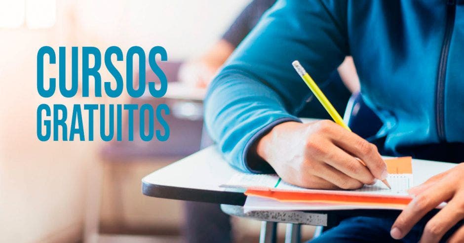 Una persona en un pupitre con un lápiz y un cuaderno a la par dice Cursos Gratuitos