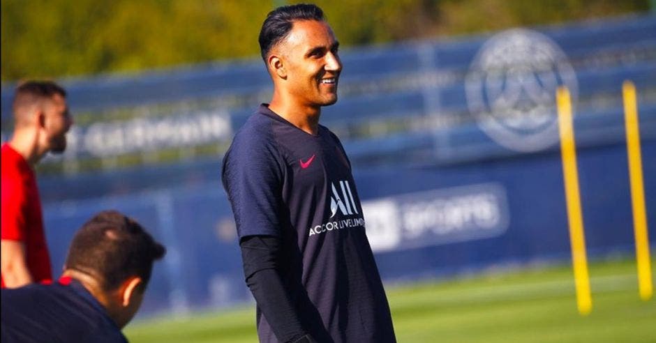 Keylor Navas sonriente en un entrenamiento de PSG