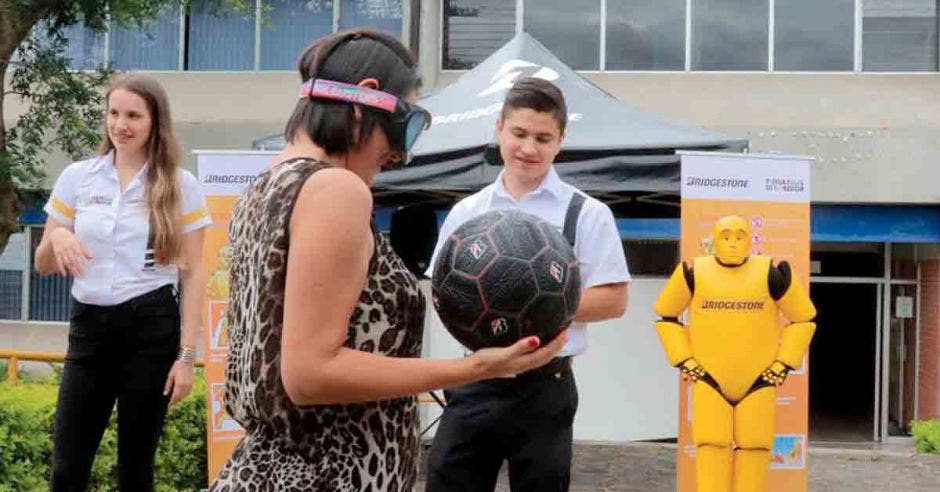 La dinámica principal que se llevará a cabo consiste en que los jóvenes experimenten la afectación de los sentidos que sufren las personas cuando consumen alcohol o drogas. Cortesía/La República