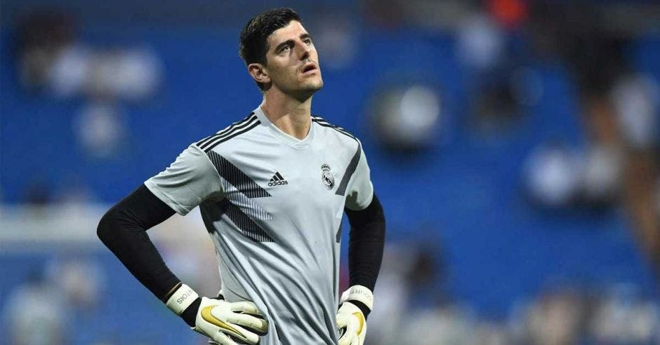 thibaut courtois con manos en cadera