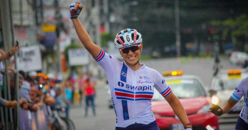 atleta celebrando en bici