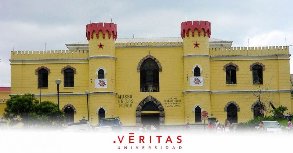 Fachada del Museo de los Niños y el logo de la Veritas