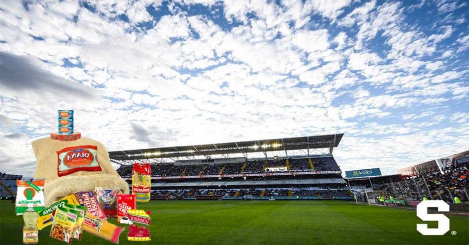 Unos viveres con el Estadio Ricardo Saprissa de fondo